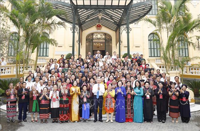 Tổng Bí thư, Chủ tịch nước Tô Lâm với các già làng, trưởng bản, nghệ nhân, người có uy tín tiêu biểu toàn quốc. Ảnh: Thống Nhất - TTXVN