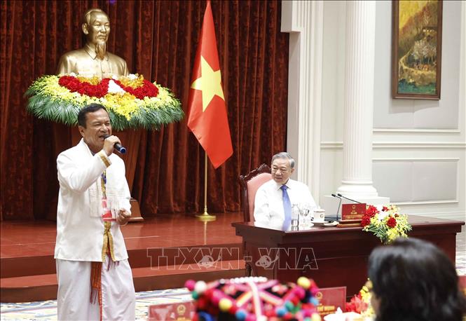 Tổng Bí thư, Chủ tịch nước Tô Lâm xem tiết mục văn nghệ của nghệ nhân. Ảnh: Thống Nhất - TTXVN