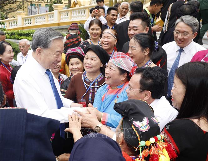Tổng Bí thư, Chủ tịch nước Tô Lâm với các già làng, trưởng bản, nghệ nhân, người có uy tín tiêu biểu toàn quốc. Ảnh: Thống Nhất - TTXVN