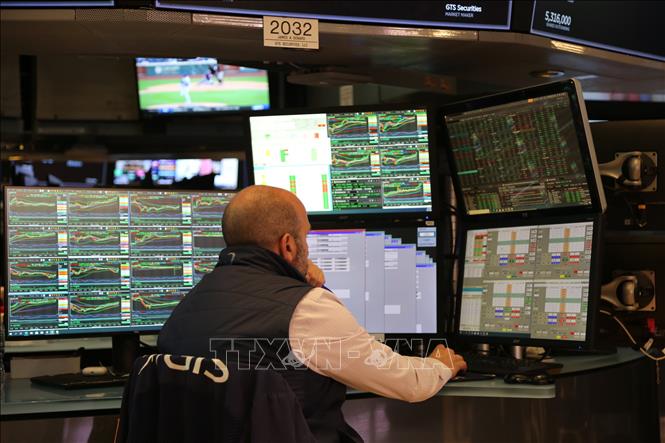 Hoạt động tại sàn giao dịch chứng khoán New York, Mỹ. Ảnh: THX/TTXVN