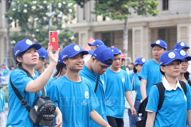 Thứ trưởng Bộ Y tế Nguyễn Thị Liên Hương và ông Nguyễn Mạnh Cường, Phó Chủ tịch Ủy ban nhân dân Thành phố Hồ Chí Minh cùng các đại biểu và người khuyết tật đi bộ đồng hành nhân Lễ kỷ niệm Ngày Người khuyết tật Việt Nam. Ảnh: Thanh Vũ-TTXVN

