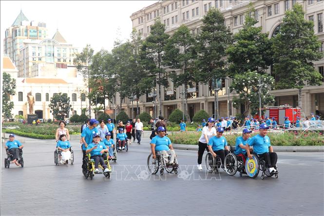 Thứ trưởng Bộ Y tế Nguyễn Thị Liên Hương và ông Nguyễn Mạnh Cường, Phó Chủ tịch Ủy ban nhân dân Thành phố Hồ Chí Minh cùng các đại biểu và người khuyết tật đi bộ đồng hành nhân Lễ kỷ niệm Ngày Người khuyết tật Việt Nam. Ảnh: Thanh Vũ-TTXVN

