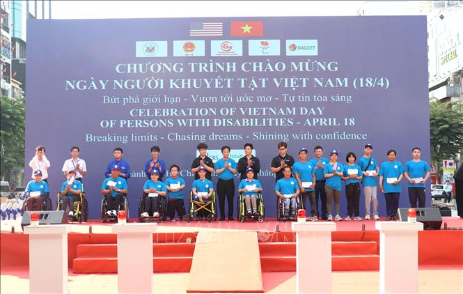 Đại diện Ban tổ chức tặng quà cho trẻ em khuyết tật và nạn nhân chất độc da cam/dioxin Việt Nam. Ảnh: Thanh Vũ-TTXVN
