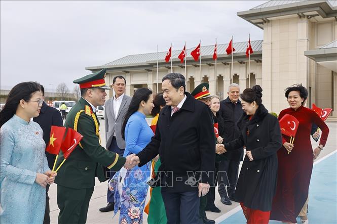 Lễ tiễn Chủ tịch Quốc hội Trần Thanh Mẫn và Phu nhân tại Sân bay Istanbul, TP. Istanbul, Thổ Nhĩ Kỳ. Ảnh: Doãn Tấn – TTXVN