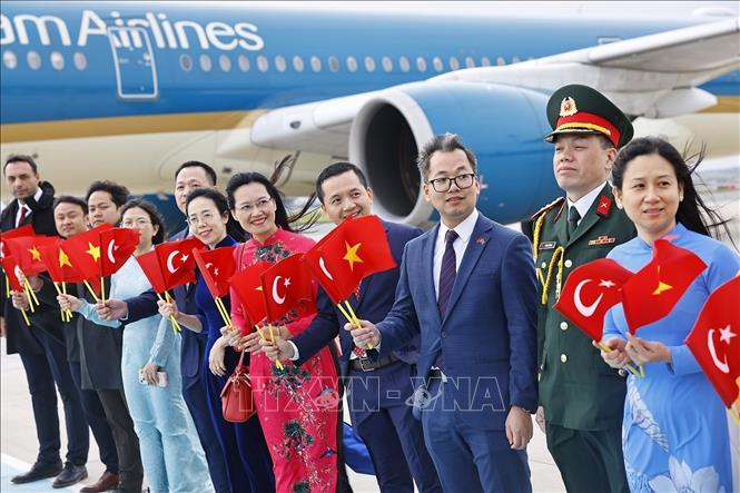 Lễ tiễn Chủ tịch Quốc hội Trần Thanh Mẫn và Phu nhân tại Sân bay Istanbul, TP. Istanbul, Thổ Nhĩ Kỳ. Ảnh: Doãn Tấn – TTXVN