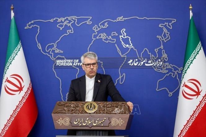 Người phát ngôn Bộ Ngoại giao Iran Esmaeil Baqaei trong cuộc họp báo tại Tehran. Ảnh: IRNA/TTXVN 