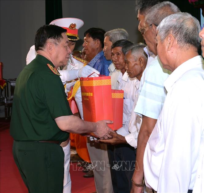 Đại tướng Nguyễn Trọng Nghĩa tặng quà cho các già làng, trưởng thôn, trưởng ấp, trưởng khu, người có uy tín, chức sắc tôn giáo tiêu biểu tại buổi gặp mặt. Ảnh: Thanh Liêm - TTXVN