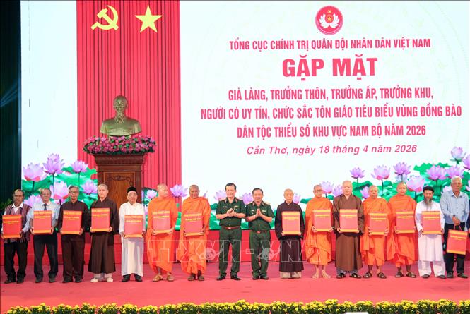 Tặng quà cho các già làng, trưởng thôn, trưởng ấp, trưởng khu, người có uy tín, chức sắc tôn giáo tiêu biểu tại buổi gặp mặt. Ảnh: Thanh Liêm - TTXVN