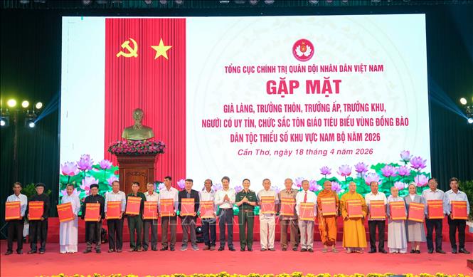 Lãnh đạo Ban Tuyên giáo và Dân vận Trung ương, Bộ Quốc phòng tặng quà cho các già làng, trưởng thôn, trưởng ấp, trưởng khu, người có uy tín, chức sắc tôn giáo tiêu biểu tại buổi gặp mặt. Ảnh: Thanh Liêm - TTXVN