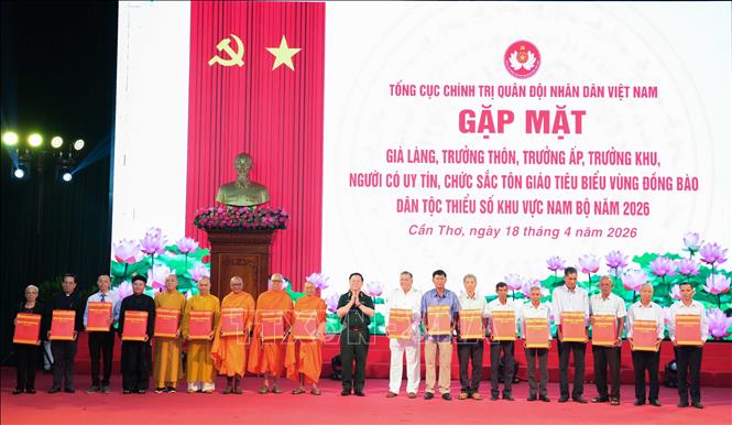 Đại tướng Nguyễn Trọng Nghĩa tặng quà cho các già làng, trưởng thôn, trưởng ấp, trưởng khu, người có uy tín, chức sắc tôn giáo tiêu biểu tại buổi gặp mặt. Ảnh: Thanh Liêm - TTXVN