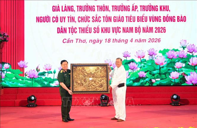 Đại diện già làng, trưởng thôn, chức sắc tôn giáo tiêu biểu khu vực Nam Bộ tặng bức tranh cho Đại tướng Nguyễn Trọng Nghĩa tại buổi gặp mặt. Ảnh: Thanh Liêm - TTXVN