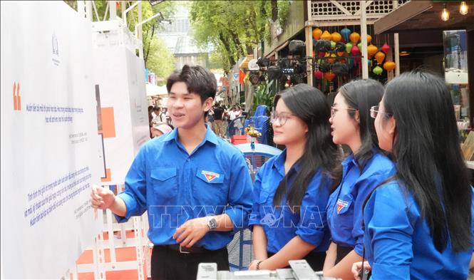 Không gian Triển lãm “Chủ tịch Hồ Chí Minh với văn hóa đọc” thu hút nhiều bạn trẻ tham quan. Ảnh: Hữu Duyên - TTXVN