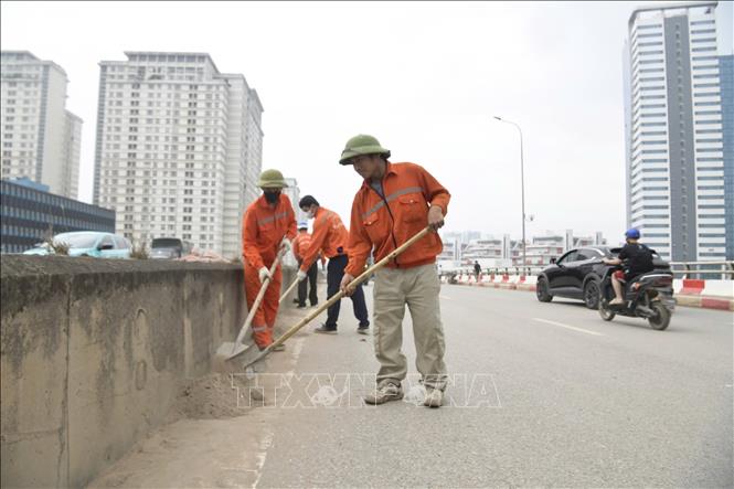 Các đơn vị đồng loạt ra quân tổng vệ sinh trên các tuyến đường bắt đầu từ ngày 18/4 đến hết ngày 3/5. Ảnh: Nguyễn Thắng - TTXVN