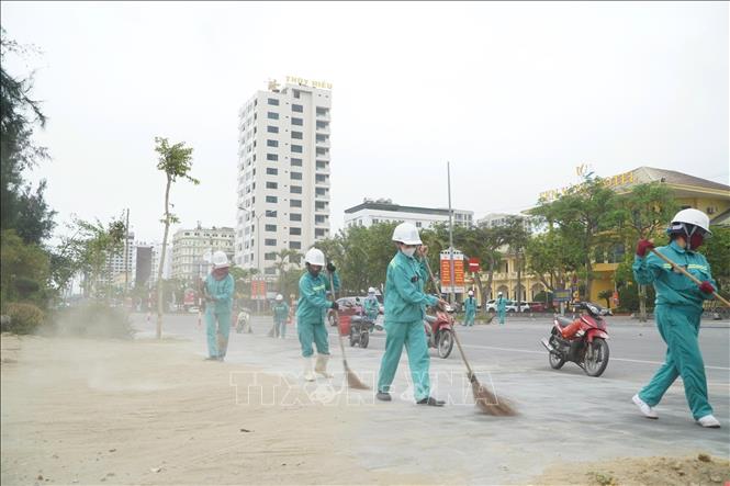 Các lực lượng ra quân thu gom rác thải, làm sạch bãi biển Cửa Lò. Ảnh: Trịnh Duy Hưng-TTXVN
