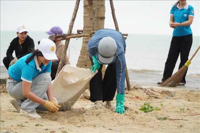 Các đoàn viên, thanh niên  ra quân thu gom rác thải, làm sạch bãi biển Cửa Lò. Ảnh: Trịnh Duy Hưng-TTXVN
