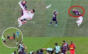 Sao Malaysia phản ứng cực gắt với tổ y tế ở giải châu Á, tự mình lấy cáng cho đồng đội bị bất tỉnh