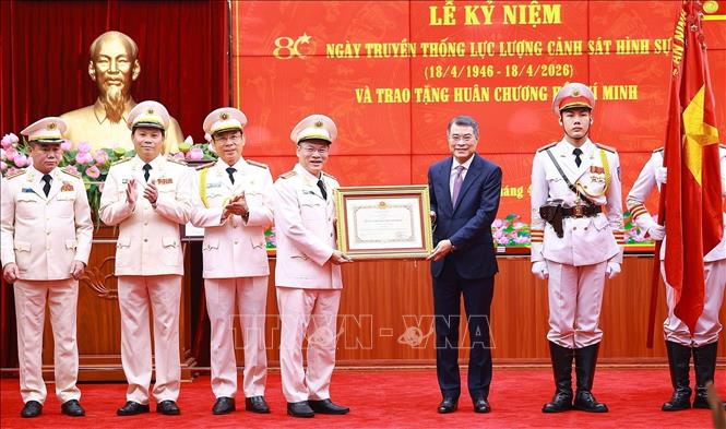 Prime Minister Le Minh Hung, on behalf of Party and State leaders, presents the Ho Chi Minh Order to the Criminal Police force. Photo: Duong Giang - VNA