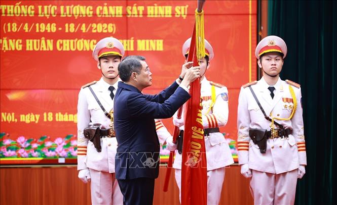 Prime Minister Le Minh Hung, on behalf of Party and State leaders, presents the Ho Chi Minh Order to the Criminal Police force. Photo: Duong Giang - VNA