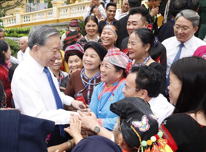 Party General Secretary and State President To Lam receives village elders, community leaders, artisans, and prominent figures from across the country. Photo: Thong Nhat – VNA