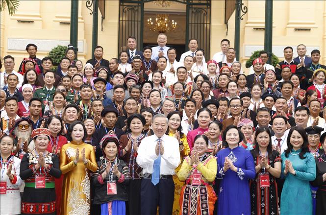 Party General Secretary and State President To Lam receives village elders, community leaders, artisans, and prominent figures from across the country. Photo: Thong Nhat – VNA