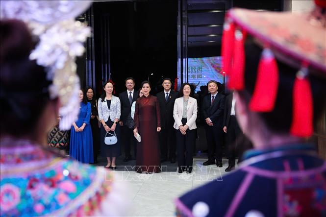 Các thiếu nữ trong trang phục dân tộc ở Quảng Tây chào đón Phu nhân Tổng Bí thư, Chủ tịch nước Ngô Phương Ly tại Bảo tàng Âm nhạc dân tộc Quảng Tây . Ảnh: TTXVN phát