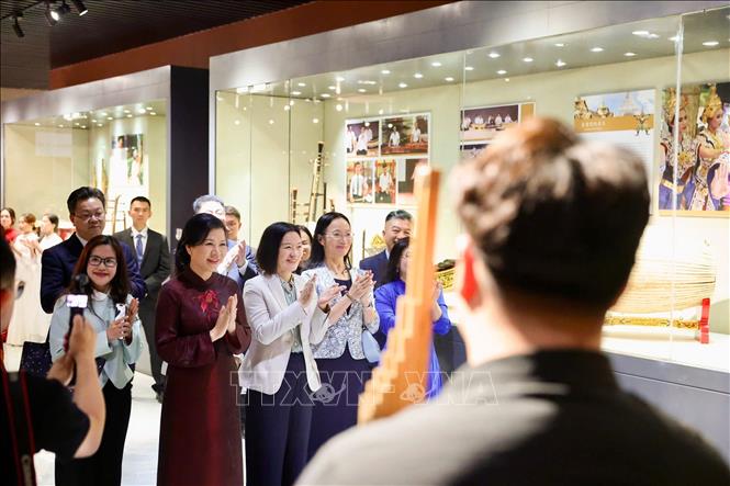 Phu nhân Ngô Phương Ly xem tiết mục biểu diễn bằng nhạc cụ truyền thống tại bảo tàng. Ảnh: TTXVN phát