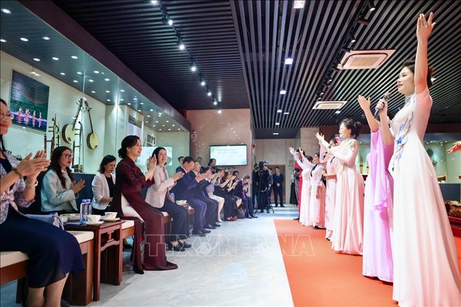 Phu nhân Ngô Phương Ly và các đại biểu hưởng ứng bài hát 