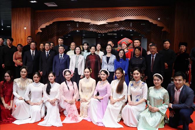 Phu nhân Ngô Phương Ly chụp ảnh cùng các giảng viên, sinh viên Học viện Nghệ thuật Quảng Tây. Ảnh: TTXVN phát