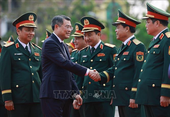 Thủ tướng Lê Minh Hưng với lãnh đạo Bộ Quốc phòng và Quân khu 4. Ảnh: Dương Giang – TTXVN 
