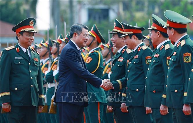 Thủ tướng Lê Minh Hưng với lãnh đạo Bộ Quốc phòng và Quân khu 4. Ảnh: Dương Giang – TTXVN 
