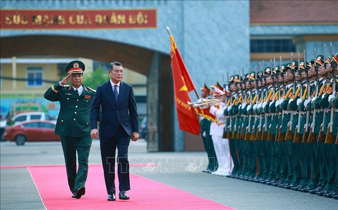 Thủ tướng Lê Minh Hưng đến dự Lễ đón nhận danh hiệu Anh hùng Lực lượng vũ trang nhân dân của Quân khu 4. Ảnh: Dương Giang – TTXVN 
