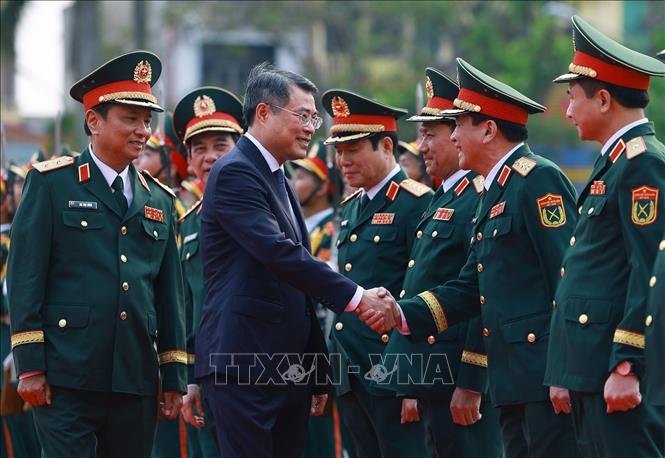 Thủ tướng Lê Minh Hưng với lãnh đạo Bộ Quốc phòng và Quân khu 4. Ảnh: Dương Giang – TTXVN 
