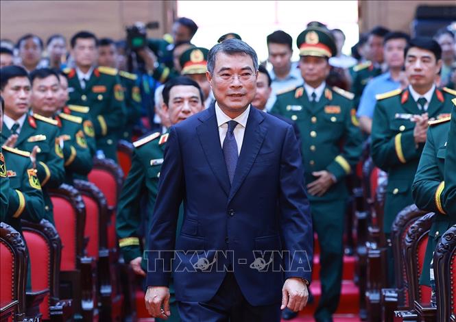 Thủ tướng Lê Minh Hưng dự Lễ đón nhận danh hiệu Anh hùng Lực lượng vũ trang nhân dân của Quân khu 4. Ảnh: Dương Giang – TTXVN
