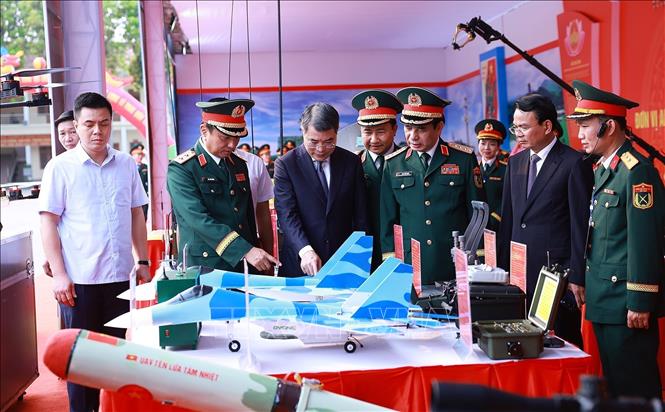 Thủ tướng Lê Minh Hưng tham quan trưng bày sáng kiến cải tiến kỹ thuật của Quân khu 4. Ảnh: Dương Giang – TTXVN 