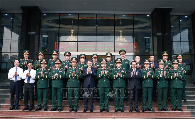 Thủ tướng Lê Minh với lãnh đạo Bộ Quốc phòng và Quân khu 4. Ảnh: Dương Giang – TTXVN 
