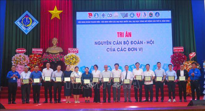 Trao Kỷ niệm chương tri ân lãnh đạo đoàn, hội qua các thời kỳ. Ảnh: Ánh Tuyết - TTXVN