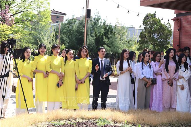 Cộng đồng người Việt tại Hàn Quốc tham gia lễ dâng hương. Ảnh: Khánh Vân – PV TTXVN tại Hàn Quốc
