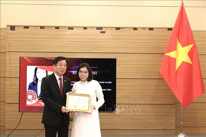 Bà Kim Seon Mi - Trưởng Ban Dự án Ngày Quốc Tổ Việt Nam toàn cầu tại Hàn Quốc nhận Bằng khen vì có nhiều đóng góp cho việc lan tỏa các giá trị văn hóa truyền thống và phẩm hạnh của người Việt trên thế giới. Ảnh: Khánh Vân – PV TTXVN tại Hàn Quốc
