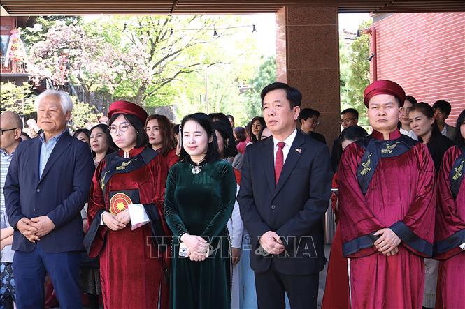 Các đại biểu tham dự lễ dâng hương. Ảnh: Khánh Vân – PV TTXVN tại Hàn Quốc
