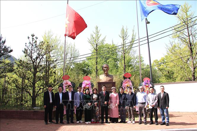 Các cán bộ cơ quan đại diện Việt Nam tại Hàn Quốc tham dự lễ dâng hương Quốc tổ Hùng Vương. Ảnh: Khánh Vân – PV TTXVN tại Hàn Quốc
