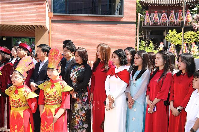 Cộng đồng người Việt tại Hàn Quốc tham gia lễ dâng hương. Ảnh: Khánh Vân – PV TTXVN tại Hàn Quốc
