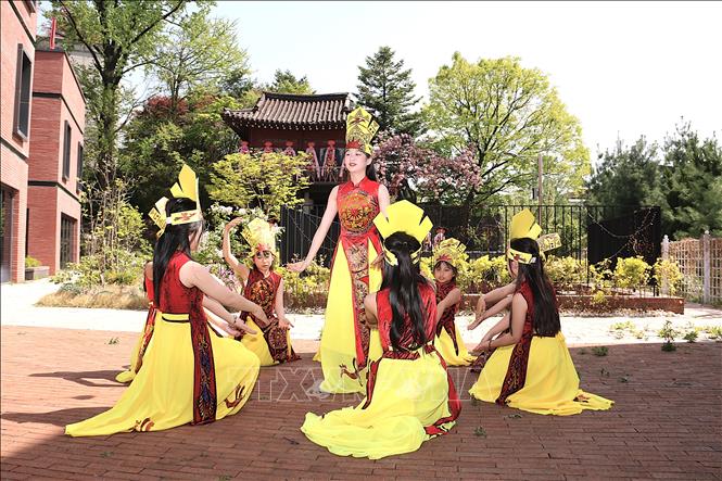 Các trẻ em gia đình đa văn hóa Việt - Hàn thể hiện điệu múa truyền thống. Ảnh: Khánh Vân – PV TTXVN tại Hàn Quốc
