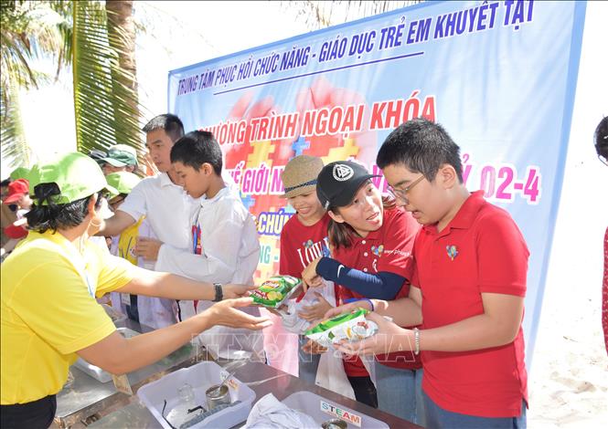 Trẻ em khuyết tật tại tỉnh Khánh Hòa được tham gia các sân chơi khoa học tại địa phương. Ảnh: Phan Sáu - TTXVN 