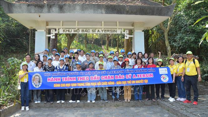 Trung tâm Phục hồi chức năng giáo dục trẻ em khuyết tật tỉnh Khánh Hòa tổ chức cho học sinh đi tham quan, học tập ở các địa chỉ nổi tiếng. Ảnh: Phan Sáu - TTXVN 