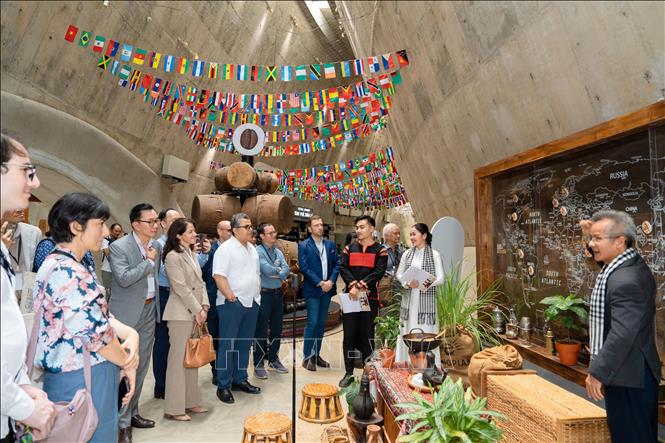 Đại biểu trong và ngoài nước tham Bảo tàng Thế giới Cà phê. Ảnh: TTXVN phát
