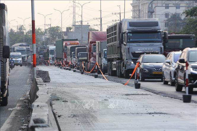 Làn đường trên Quốc lộ 51 bị thu hẹp để sửa chữa khiến phượng tiện ùn tắc. Ảnh: Công Phong - TTXVN