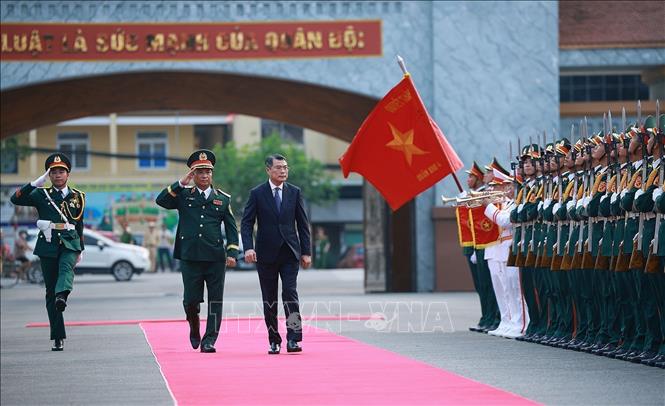 Prime Minister Le Minh Hung on April 18 addresses a ceremony held in Nghe An province to mark the conferment of the “Hero of the People’s Armed Forces” title on Military Region 4. Photo: Duong Giang – VNA