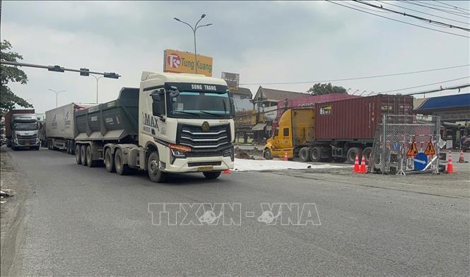 Đóng làn đường trên Quốc lộ 51, đoạn qua Đồng Nai để sửa chữa. Ảnh: Công Phong - TTXVN