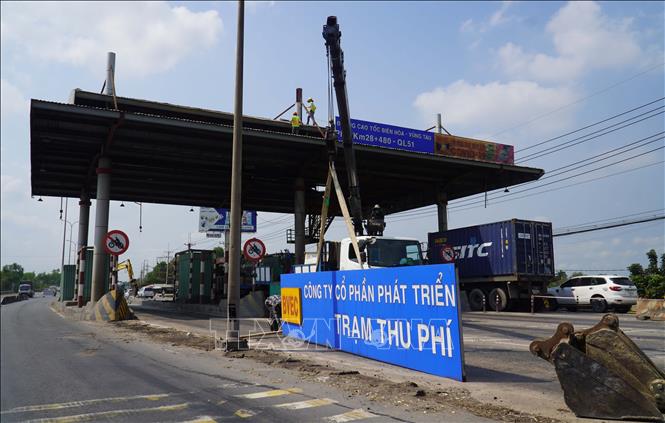 Tháo dỡ các kết cấu tại trạm thu phí trên Quốc lộ 51, đoạn qua Đồng Nai. Ảnh: Công Phong - TTXVN