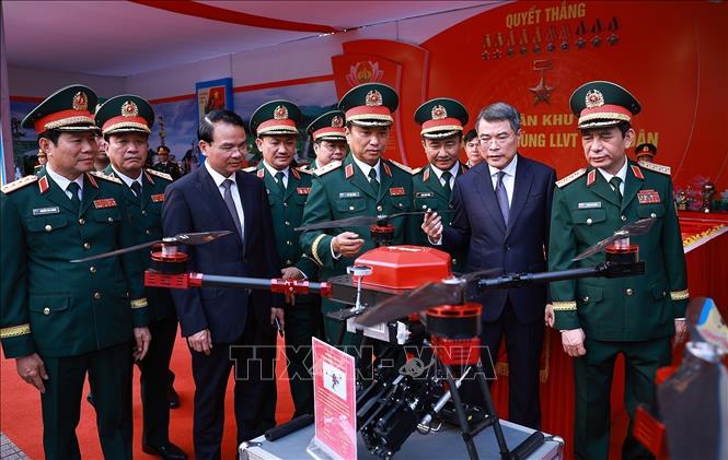 Prime Minister Le Minh Hung on April 18 addresses a ceremony held in Nghe An province to mark the conferment of the “Hero of the People’s Armed Forces” title on Military Region 4. Photo: Duong Giang – VNA
